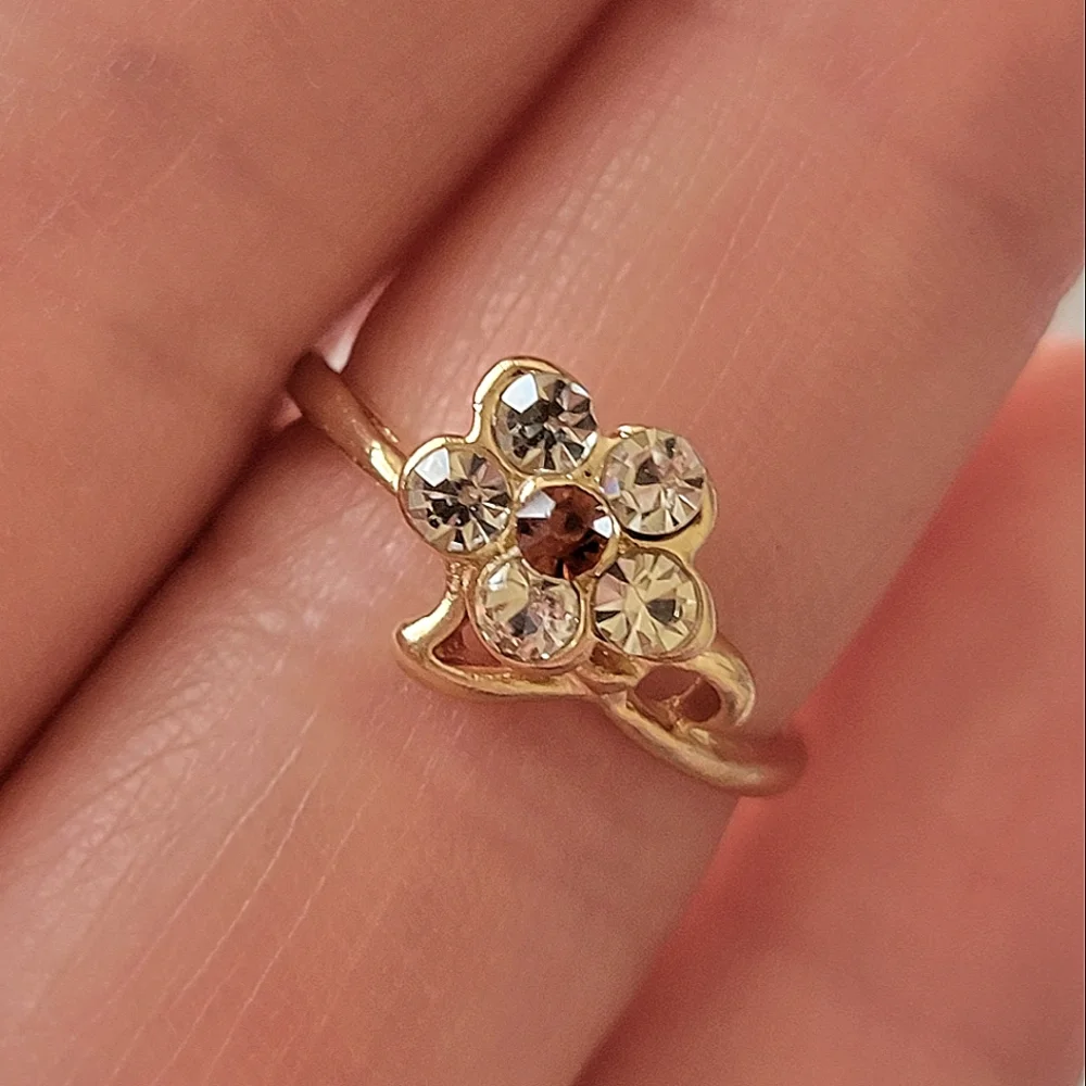 Flower Ring Gold Tone Rhinestone Gem